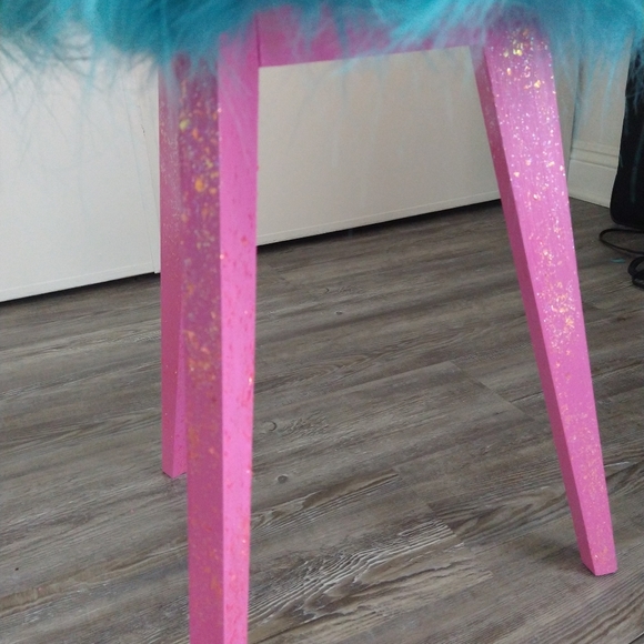 End table / night stand / plant stand - Picture 3 of 6